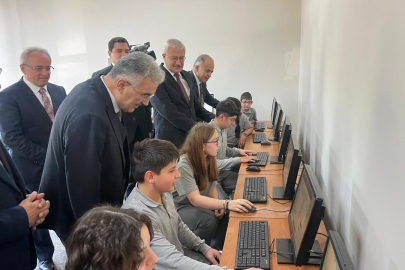 Köy okulu çocuklarının bilgisayar sevinci