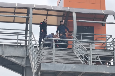 Üst geçitten indirildi, herkes alkışladı