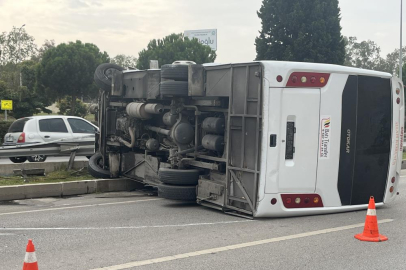 Havalimanı personel servisi devrildi: 5 yaralı