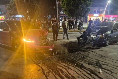 Otomobiller kafa kafaya çarpıştı: 2 yaralı