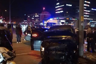 Bursa'da hafif ticari araç ile otomobil çarpıştı: 3 yaralı