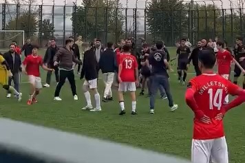 Bursa’da U16 maçında yumruklar konuştu