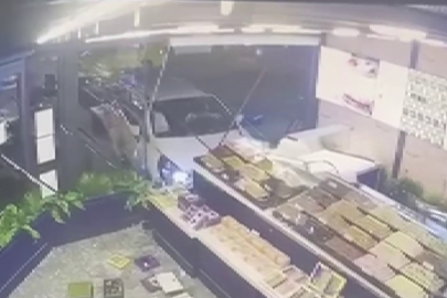 Direksiyon hakimiyetini kaybedip dükkana daldı