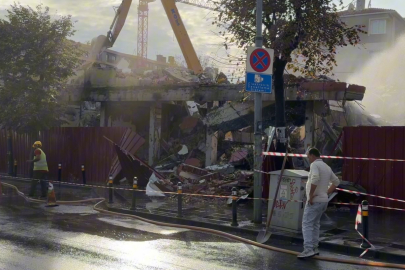 Kontrolsüz yıkım tehlike saçtı, bina parçaları caddeye savruldu