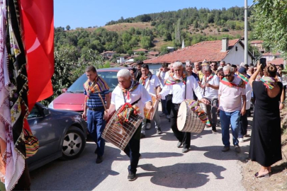 Profesörle doçent, Yörük kıyafetiyle köy düğünü yaptı