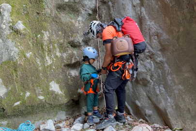 4 yaşındaki Yusuf 350 metrelik Darkale Kanyonu'nu geçti