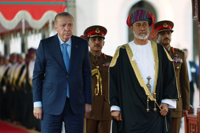 Cumhurbaşkanı Erdoğan, Umman’da resmi törenle karşılandı