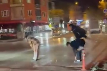 Yaya geçidinden karşıya birdirbir oynayarak geçtiler