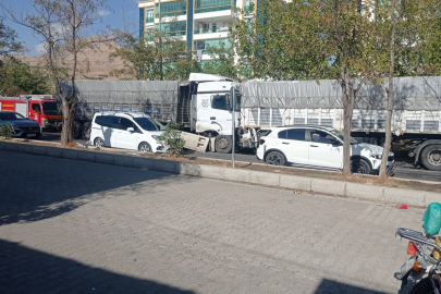 Freni boşalan tır başka bir tıra arkadan çarptı: 1 yaralı