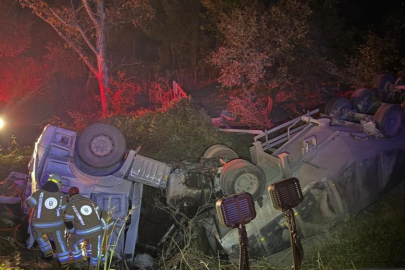 Bursa'da  TIR şarampole yuvarlandı: 2 yaralı