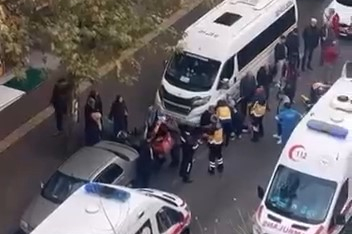 Bursa’da kaygan zemin kuryeyi yola savurdu!