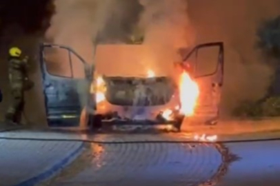 Bursa'da minibüs alev alev yandı