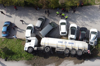 Balıkesir'de yağ tankeri devrildi, 7 araç hasar gördü