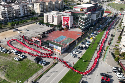 Bursalı öğrenciler bir cadde boyunca Türk Bayrağı açtılar