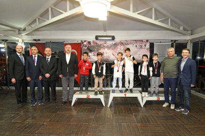 Osmangazi’de minik satranç ustaları kupalarına kavuştu