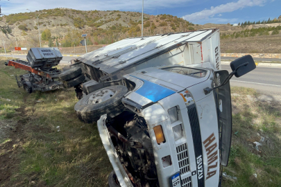 Seyir halindeyken direksiyonu kitlenen kamyon şarampole devrildi