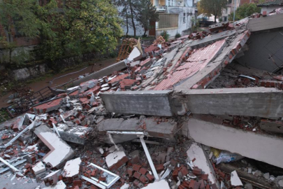 Sındırgı depreminde çöken binalar sabahın ilk ışıklarıyla böyle görüntülendi