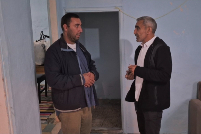 Annesinin kabul etmediği engelli adama muhtar sahip çıktı