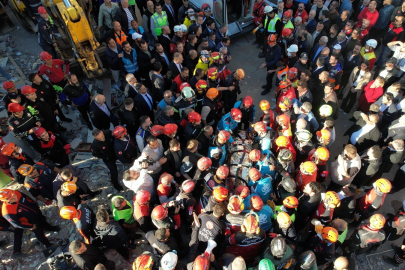 Gebze'de çöken binanın enkazından 1 kişi sağ çıkarıldı