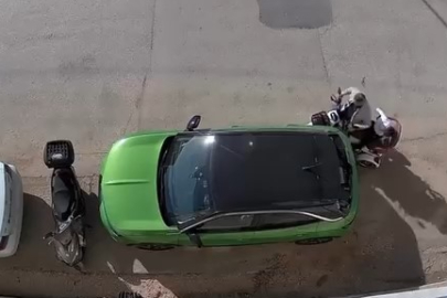 Park halindeki otomobile çarpıp hiçbir şey olmamış gibi kaçtı