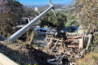 Kamyon şarampole devrildi, sürücü mahsur kaldı