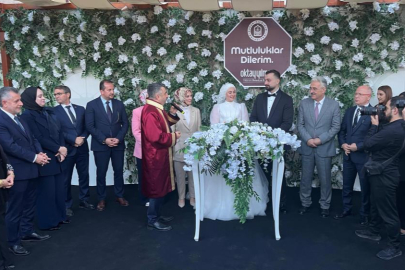 Bakan Göktaş Bursa'da genç çiftin nikah şahidi oldu