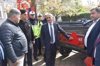 Bursa'da, "Trafikte Görünür Ol" projesi çerçevesinde traktör kullanıcılarına ekipman desteği