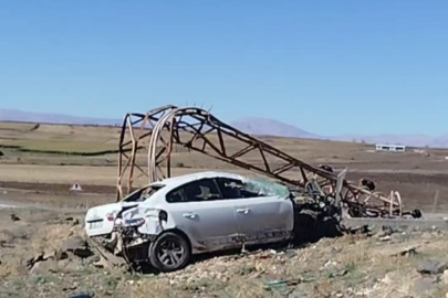 Kontrolden çıkan otomobil elektrik direğini devirdi