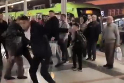 Bursa'da metroda yumruklar havada uçuştu,