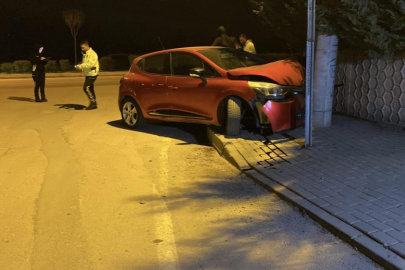 Bursa'da kontrolden çıkan otomobil, beton direğe çarptı