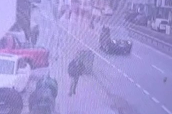 Sürücüsüz motosikletin çarpmasından kıl payı kurtuldu