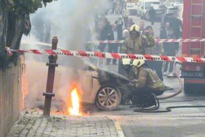 Yer altı elektrik kabloları patladı, bir otomobil alev alev yandı