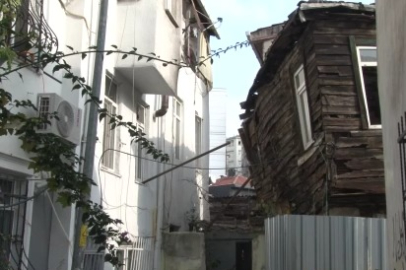 Ahşap binada kısmi çökme: 2 bina tahliye edildi