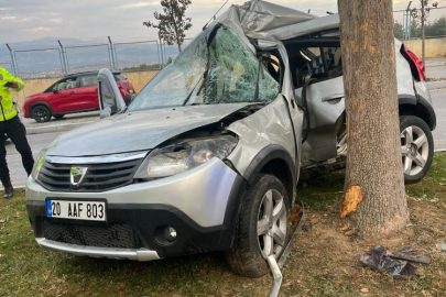 Ağaca çarpıp ikiye bölünen otomobildeki kadın hayatını kaybetti