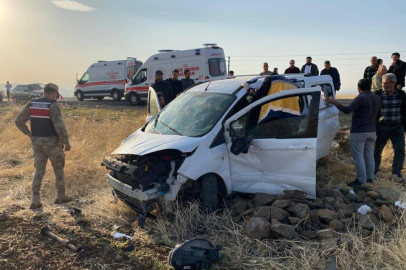 Elazığ'da hafif ticari araç tarlaya uçtu: 3 yaralı