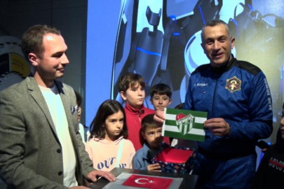 Gökhan Erdem, uzaya çıkardığı Bursaspor bayrağını GUHEM’e verdi