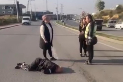 Kocaeli’de otomobil yayalara çarpıp refüje çıktı: 1’i ağır 2 yaralı