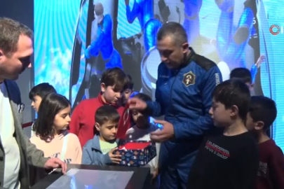 Gökhan Erdem uzaya çıkardığı Bursaspor bayrağını GUHEM'e teslim etti