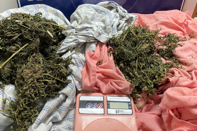 Çarşafa sarılmış uyuşturucu ve hassas terazi ele geçirildi