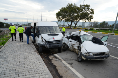 İşçi servisi ile otomobil çarpıştı: 1 ölü, 4 yaralı
