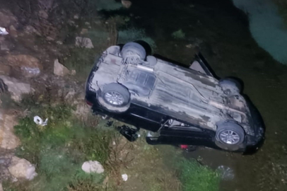Kontrolden çıkan otomobil dereye uçtu: 1 ölü, 1 yaralı