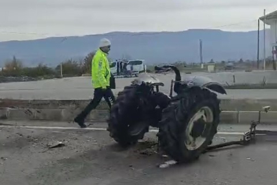 Refüjden yolun karşısına geçmek isteyen traktöre otomobil çarptı