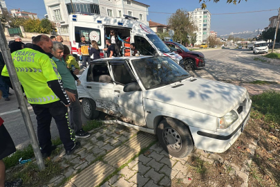 SUV araç ile otomobil çarpıştı: 2'si çocuk 4 yaralı