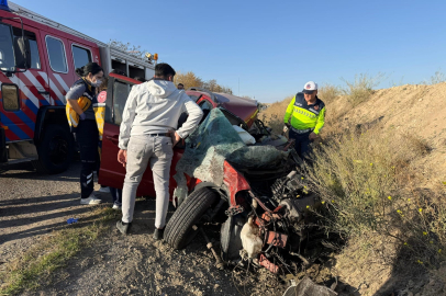 Yük kamyonuyla çarpışan otomobil hurdaya döndü