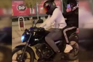 Motosikletiyle ön kaldırdı, kayarak böyle düştü