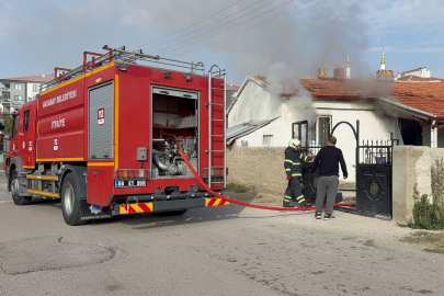 Annesinin evini ateşe verip kaçtı