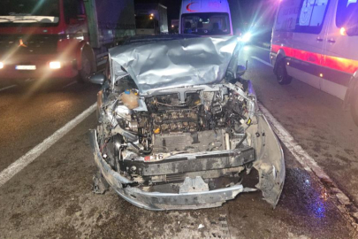 Bursa'da kırmızı ışıkta duran otomobile arkadan çarptı: 1'i çocuk 5 yaralı