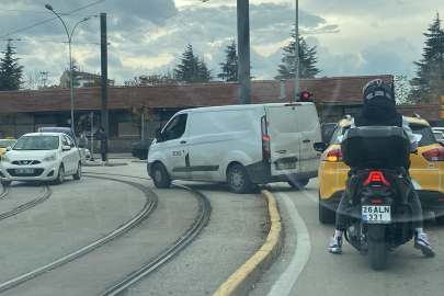 Kırmızı ışıkta beklemek yerine kolay yolu seçti
