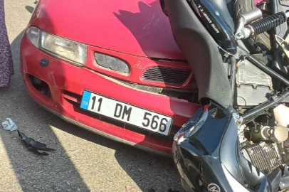 Motosiklet, 'U' dönüşü yapan otomobile çarptı: 2 yaralı