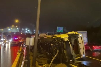 TEM'de tır devrildi, kasadaki granül yola saçıldı